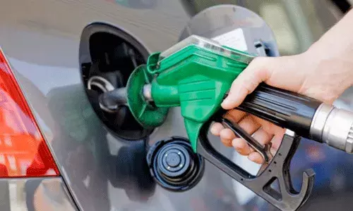 పెరిగిన పెట్రో ధరలు.. కేంద్రం తీసుకునే నిర్ణయంతో..