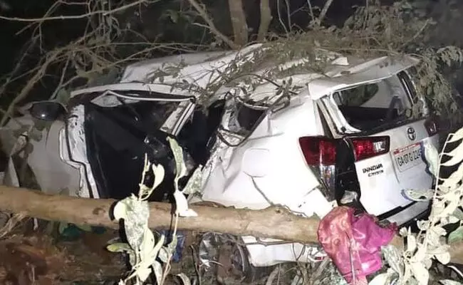కర్నాటకలో కేంద్ర మంత్రి కారు బోల్తా! కర్నాటకలో కేంద్ర మంత్రి కారు బోల్తా!