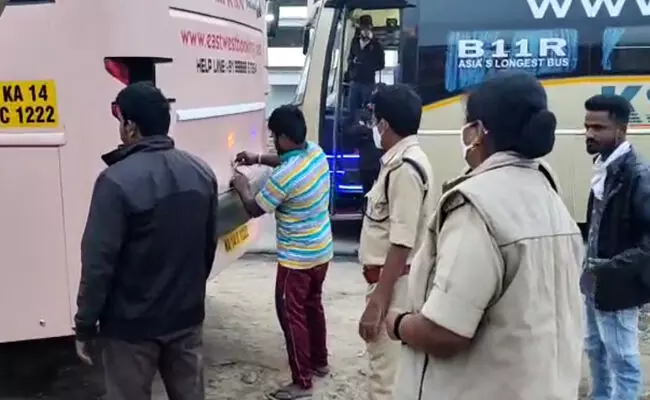 ప్రైవేటు బస్సులపై ఆర్టీఏ అధికారుల కొరడా ప్రైవేటు బస్సులపై ఆర్టీఏ అధికారుల కొరడా