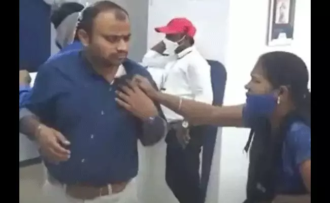అక్రమ సంబంధం.. భర్తను బ్యాంకులోనే ఉతికి ఆరేసింది.. అక్రమ సంబంధం.. భర్తను బ్యాంకులోనే ఉతికి ఆరేసింది..