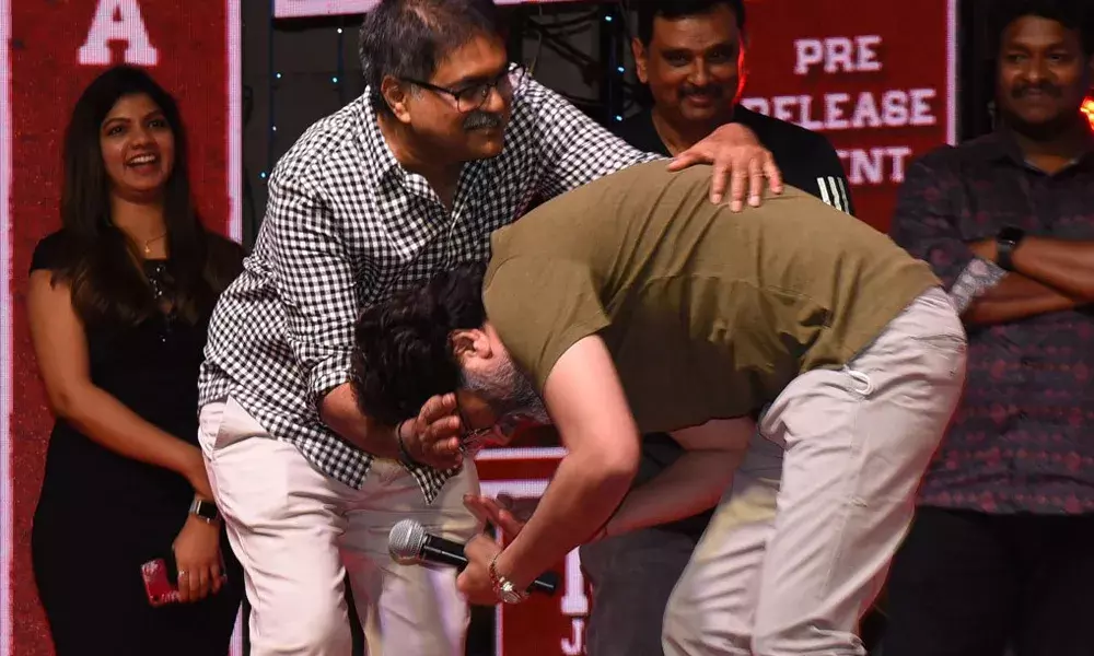 త్రివిక్రమ్ ఎమోషనల్ స్పీచ్.. నిర్మాతకి పాదాభివందనం! త్రివిక్రమ్ ఎమోషనల్ స్పీచ్.. నిర్మాతకి పాదాభివందనం!