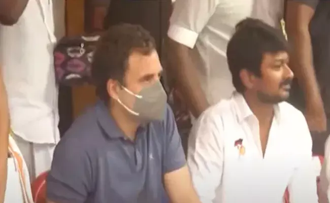 జల్లికట్టులో రాహుల్ గాంధీ సందడి.. బీజేపీ చీఫ్ కూడా