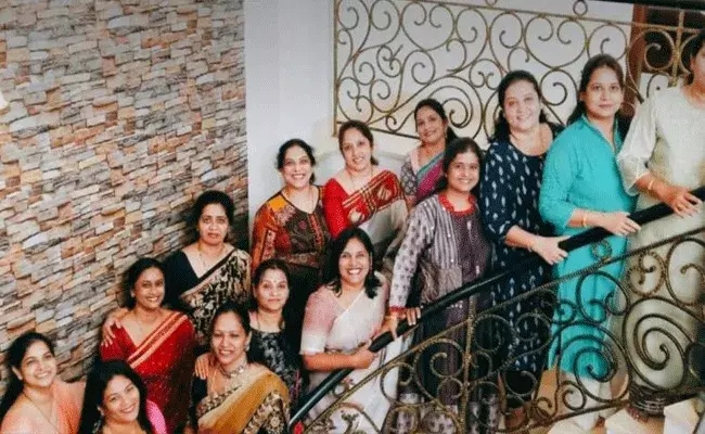 విహార యాత్రలో విషాదం.. 13 మంది బాల్యమిత్రులు..