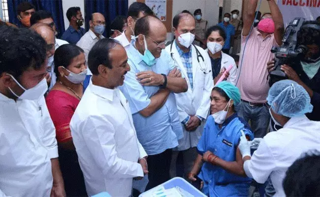 మొదటి కోవిడ్ వ్యాక్సిన్ తీసుకున్న గాంధీ ఆస్పత్రి సఫాయి కార్మికురాలు మొదటి కోవిడ్ వ్యాక్సిన్ తీసుకున్న గాంధీ ఆస్పత్రి సఫాయి కార్మికురాలు