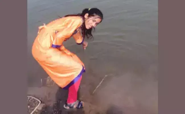 సెల్ఫీ మోజు.. నదిలో దిగిన ఏడుగురు యువతులు.. ఒకరు గల్లంతు సెల్ఫీ మోజు.. నదిలో దిగిన ఏడుగురు యువతులు.. ఒకరు గల్లంతు