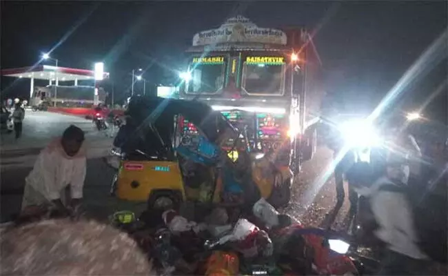 నల్గొండ రోడ్డు ప్రమాదం : సీఎం కేసీఆర్ దిగ్భ్రాంతి! నల్గొండ రోడ్డు ప్రమాదం : సీఎం కేసీఆర్ దిగ్భ్రాంతి!