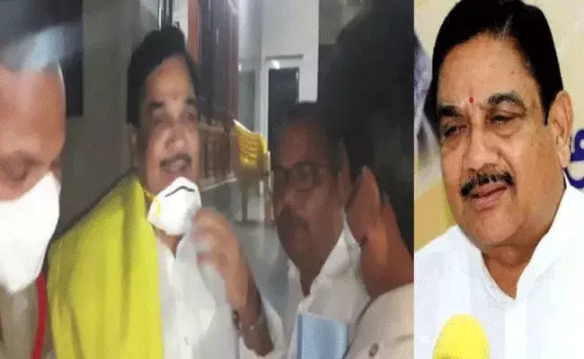 విజయసాయిరెడ్డి సూచనలతోనే పోలీసులు అరెస్టులకు పాల్పడ్డారు : కళా వెంకట్రావు విజయసాయిరెడ్డి సూచనలతోనే పోలీసులు అరెస్టులకు పాల్పడ్డారు : కళా వెంకట్రావు