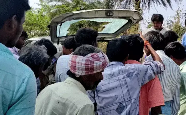 ఇంటి ముందు మూత్రవిసర్జన చేసిన యువకులు.. ఇదేంటని ప్రశ్నించిన ఇంటి యజమానిపై..