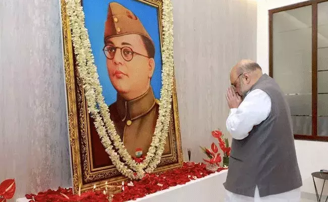 అస్సాంలో అమిత్ షా.. నేతాజీ చిత్రపటానికి పుష్పాంజలి అస్సాంలో అమిత్ షా.. నేతాజీ చిత్రపటానికి పుష్పాంజలి
