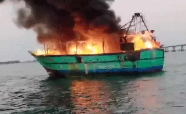 మరబోటులో మంటలు.. కాలిబూడిదైన పడవ