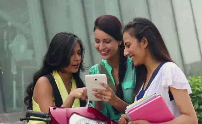 అమ్మాయిలు ఫోన్‌‌లు ఎంతసేపు వాడుతున్నారంటే!