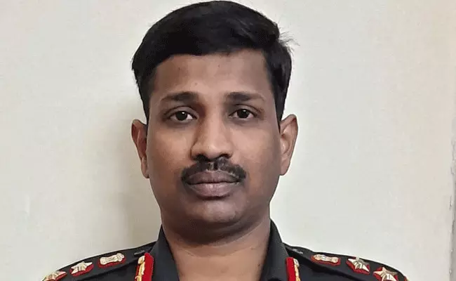 మహావీర్ చక్ర అవార్డు దక్కడంపై సంతోష్ బాబు తల్లిదండ్రులు హర్షం మహావీర్ చక్ర అవార్డు దక్కడంపై సంతోష్ బాబు తల్లిదండ్రులు హర్షం