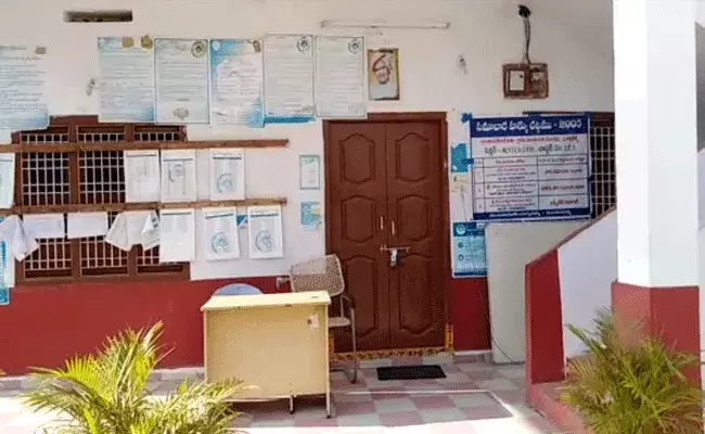 గుంటూరు జిల్లా ప్రత్తిపాడులో నామినేషన్ల ప్రక్రియ షురూ.. కర్నూలులో అందుబాటులోలేని అధికారులు గుంటూరు జిల్లా ప్రత్తిపాడులో నామినేషన్ల ప్రక్రియ షురూ.. కర్నూలులో అందుబాటులోలేని అధికారులు