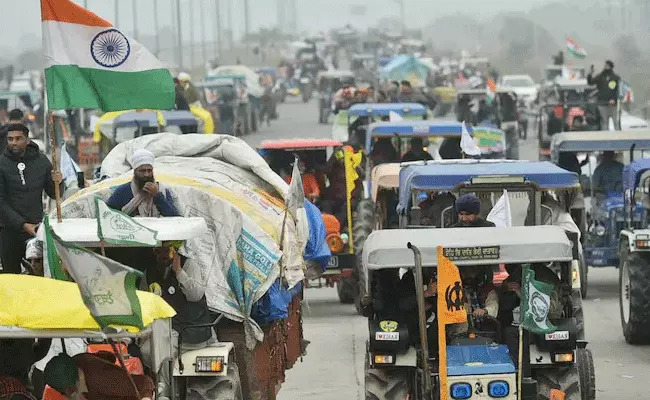 ఢిల్లీ శివార్లలో తీవ్ర ఉద్రిక్తతలకు దారితీసిన రైతుల ట్రాక్టర్ ర్యాలీ ఢిల్లీ శివార్లలో తీవ్ర ఉద్రిక్తతలకు దారితీసిన రైతుల ట్రాక్టర్ ర్యాలీ