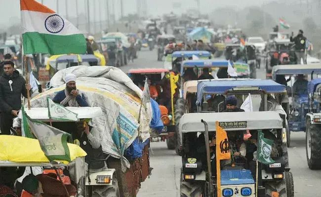 ఢిల్లీ శివార్లలో తీవ్ర ఉద్రిక్తతలకు దారితీసిన రైతుల ట్రాక్టర్ ర్యాలీ ఢిల్లీ శివార్లలో తీవ్ర ఉద్రిక్తతలకు దారితీసిన రైతుల ట్రాక్టర్ ర్యాలీ