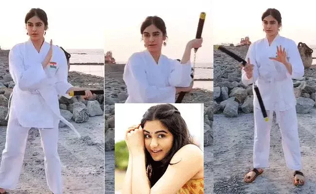 బీచ్ ఒడ్డున బ్యూటీ.. నాంచాక్ చేస్తున్న అదాశర్మ..