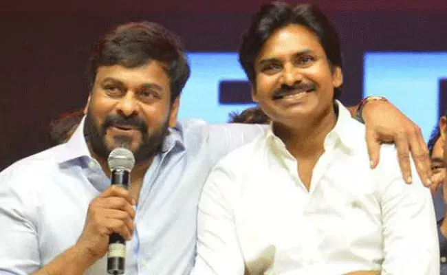 చిరంజీవి జనసేన జెండా పట్టుకుంటారా? చిరంజీవి జనసేన జెండా పట్టుకుంటారా?