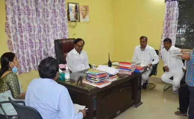 వంటిమామిడి మార్కెట్యార్డును సందర్శించిన సీఎం కేసీఆర్! వంటిమామిడి మార్కెట్యార్డును సందర్శించిన సీఎం కేసీఆర్!