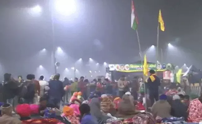 శాంతియుతంగా దీక్షలను చేస్తున్న మమ్మల్ని ఖాళీచేయిస్తే ఇక్కడే ఉరివేసుకుంటాం :  రైతులు