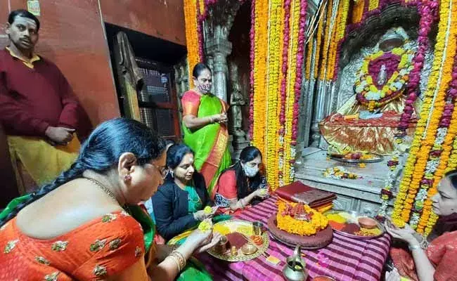 కాశీ అన్న‌పూర్ణ‌కు ఎమ్మెల్సీ క‌విత ప్ర‌త్యేక పూజ‌లు!