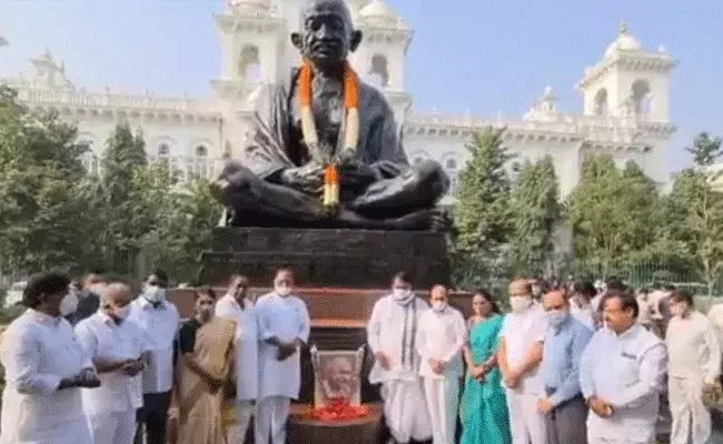 జాతిపిత గాంధీ వర్ధంతి సందర్భంగా నివాళులు అర్పించిన తెలంగాణ స్పీకర్‌