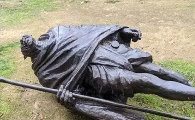 అమెరికాలో గాంధీ విగ్రహం ధ్వంసం అమెరికాలో గాంధీ విగ్రహం ధ్వంసం