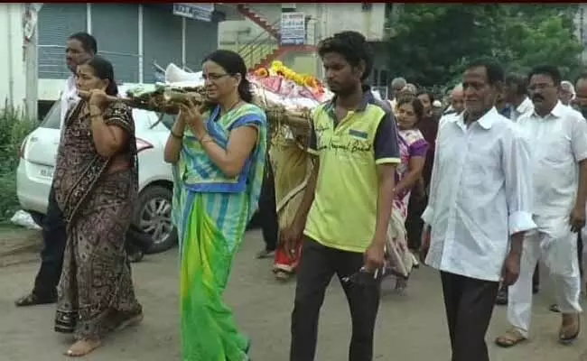 తండ్రికి అంత్యక్రియలు చేసిన 12మంది కుమార్తెలు! తండ్రికి అంత్యక్రియలు చేసిన 12మంది కుమార్తెలు!