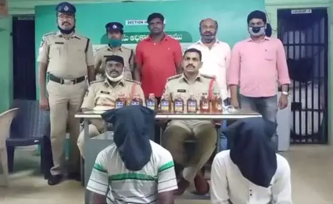 ఓటర్లకు మద్యం పంచుతున్న ఇద్దరు అరెస్ట్! ఓటర్లకు మద్యం పంచుతున్న ఇద్దరు అరెస్ట్!
