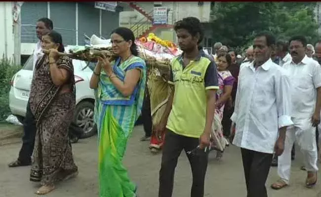 తండ్రికి అంత్యక్రియలు చేసిన 12మంది కుమార్తెలు! తండ్రికి అంత్యక్రియలు చేసిన 12మంది కుమార్తెలు!