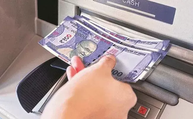 బ్యాంకులు కొత్తరకం బాదుడు.. నగదు వేసినా తీసినా.. బ్యాంకులు కొత్తరకం బాదుడు.. నగదు వేసినా తీసినా..