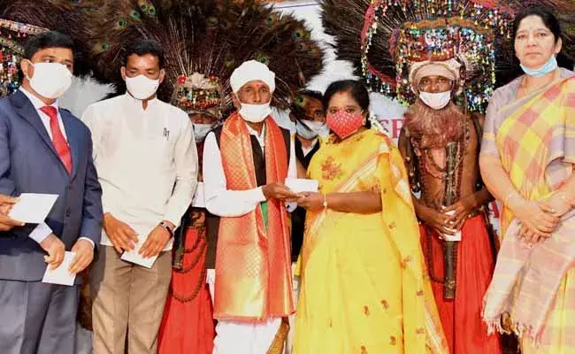 గుస్సాడీ నృత్య కళాకారులకు పద్మశ్రీ పురస్కారం దక్కడం అభినందనీయం : తమిళిసై