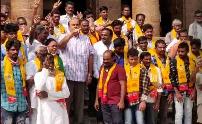 టీడీపీలో చేరిన 300 మంది వైసీపీ కార్యకర్తలు టీడీపీలో చేరిన 300 మంది వైసీపీ కార్యకర్తలు