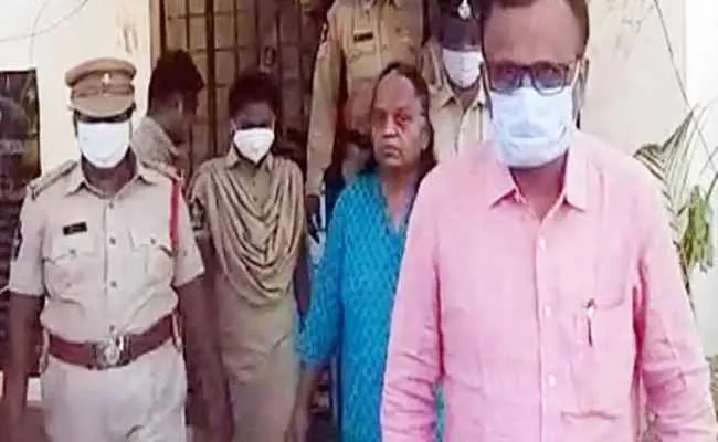 మదనపల్లె సబ్జైలులో వింత చేష్టలు చేస్తున్న పురుషోత్తం, పద్మజ మదనపల్లె సబ్జైలులో వింత చేష్టలు చేస్తున్న పురుషోత్తం, పద్మజ