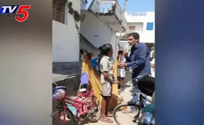 విద్యార్థి రెండు చెంపలు ఎడాపెడా వాయించిన హెడ్‌మాస్టర్..