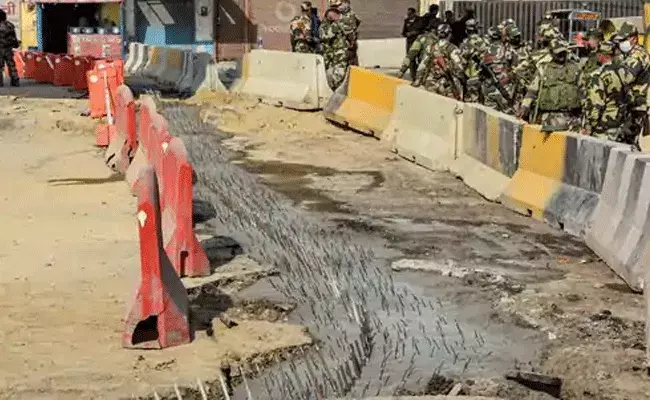 ఢిల్లీ సరిహద్దులో వెనక్కు తగ్గిన కేంద్రం ఢిల్లీ సరిహద్దులో వెనక్కు తగ్గిన కేంద్రం