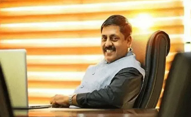 దుబాయ్ వ్యాపారి సహృదయం.. ఉద్యోగుల భార్యలకూ వేతనం