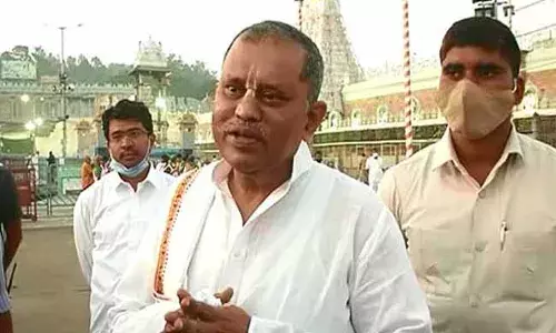 తిరుమల శ్రీవారిని దర్శించుకున్న ఎస్ఈసీ నిమ్మగడ్డ! తిరుమల శ్రీవారిని దర్శించుకున్న ఎస్ఈసీ నిమ్మగడ్డ!