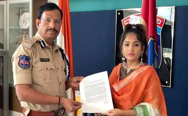 ఫేక్ న్యూస్తో మానసికంగా వేధిస్తున్నారు.. సీపీ సజ్జనార్కు ఫిర్యాదు చేసిన నటి ఫేక్ న్యూస్తో మానసికంగా వేధిస్తున్నారు.. సీపీ సజ్జనార్కు ఫిర్యాదు చేసిన నటి