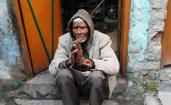 భగవంతుడా..! బతికుండగానే అంత్యక్రియలు చేసుకున్న వృద్ధుడు!