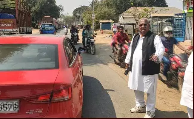 ట్రాఫిక్‌ క్లియర్‌ చేసిన కాంగ్రెస్‌ సీనియర్‌ నేత వీహెచ్