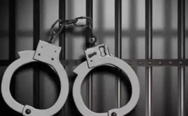 బ్యాక్డోర్ ఉద్యోగాలంటూ అమాయకులకు వల : కిలేడి అరెస్ట్ బ్యాక్డోర్ ఉద్యోగాలంటూ అమాయకులకు వల : కిలేడి అరెస్ట్