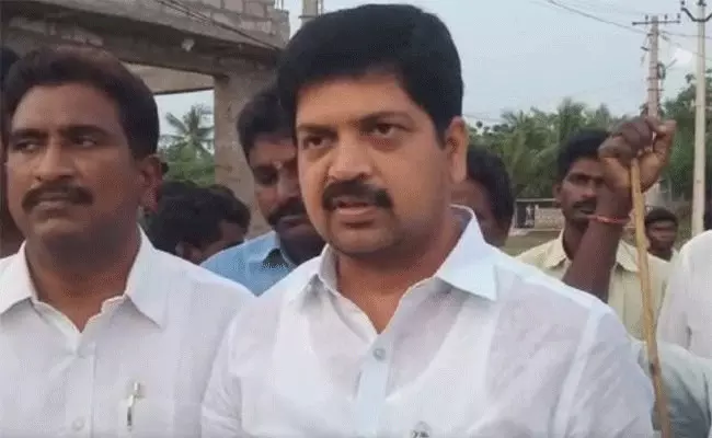 విశాఖ ప్లాంట్ ప్రైవేటీకరణ చేస్తుంటే సీఎం ఏం చేస్తున్నారు : కొల్లు రవీంద్ర విశాఖ ప్లాంట్ ప్రైవేటీకరణ చేస్తుంటే సీఎం ఏం చేస్తున్నారు : కొల్లు రవీంద్ర