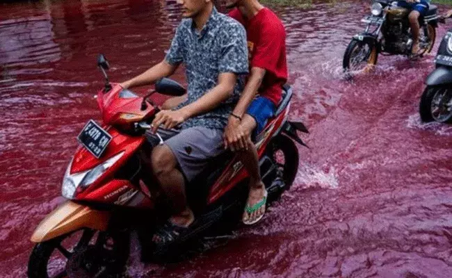 వణికించిన రంగు వరదలు..రక్తపు వర్షం కురుస్తోందంటూ సోషల్ మీడియాలో వదంతులు వణికించిన రంగు వరదలు..రక్తపు వర్షం కురుస్తోందంటూ సోషల్ మీడియాలో వదంతులు
