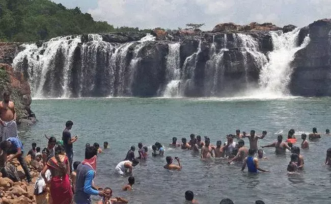 సందర్శకులతో కిటకిటలాడుతున్న తెలంగాణ మినీ నయాగారా జలపాతం