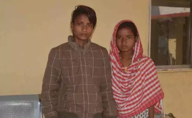 Minor Girls Marriage : ఇద్దరూ అమ్మాయిలే..పేర్లు కూడా ఒక్కటే.. పెళ్ళితో ఒక్కటయ్యారు! Minor Girls Marriage : ఇద్దరూ అమ్మాయిలే..పేర్లు కూడా ఒక్కటే.. పెళ్ళితో ఒక్కటయ్యారు!