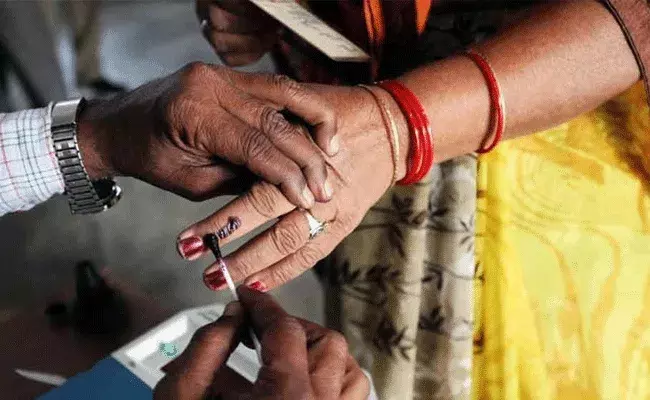 ఏపీలో కొనసాగుతోన్న రెండో దశ పంచాయతీ ఎన్నికల పోలింగ్ ఏపీలో కొనసాగుతోన్న రెండో దశ పంచాయతీ ఎన్నికల పోలింగ్