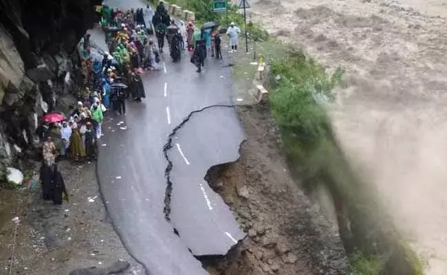 Uttarakhand Floods : ఉత్తరాఖండ్కు రూ.12 కోట్లు విరాళం ఇచ్చిన హర్యానా సీఎం! Uttarakhand Floods : ఉత్తరాఖండ్కు రూ.12 కోట్లు విరాళం ఇచ్చిన హర్యానా సీఎం!
