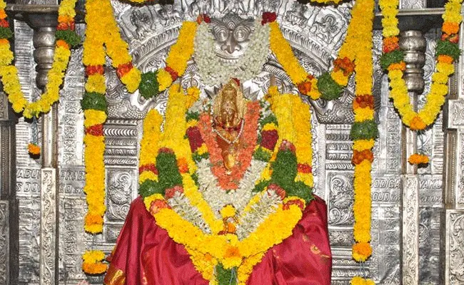 సీఎం పుట్టిన రోజు స్పెషల్.. అమ్మవారికి బంగారు చీర సీఎం పుట్టిన రోజు స్పెషల్.. అమ్మవారికి బంగారు చీర