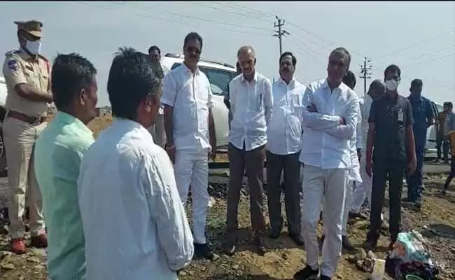 కర్నాటక బీదర్ జిల్లాలోని గ్రామస్థులతో ముచ్చటించిన హరీశ్రావు కర్నాటక బీదర్ జిల్లాలోని గ్రామస్థులతో ముచ్చటించిన హరీశ్రావు