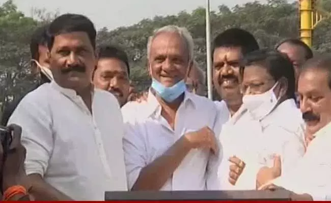 ఒకే వేదికపై మంత్రి అవంతి శ్రీనివాస్, మాజీ మంత్రి గంటా శ్రీనివాస్ ఒకే వేదికపై మంత్రి అవంతి శ్రీనివాస్, మాజీ మంత్రి గంటా శ్రీనివాస్